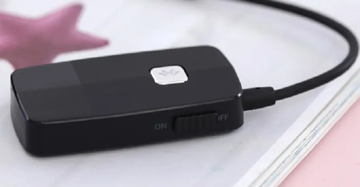 Cắm USB Bluetooth vào cổng USB của máy tính để bàn hoặc laptop