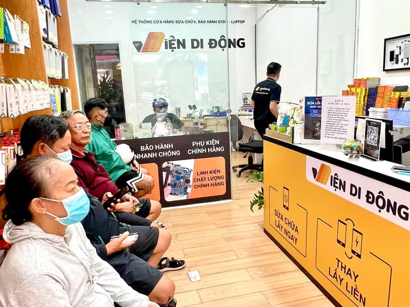 Kỹ thuật viên đang kiểm tra mainboard máy tính bảng tại trung tâm sửa chữa