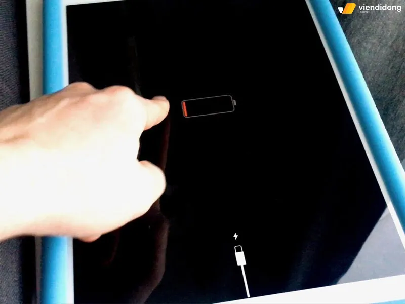 Máy tính bảng hiển thị biểu tượng pin yếu cạn kiệt nguồn