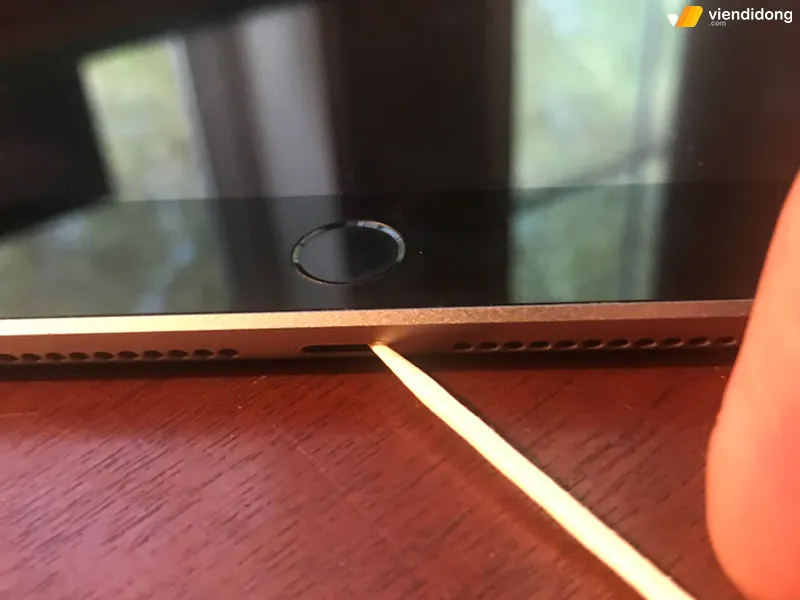 Vệ sinh cổng USB/chân sạc máy tính bảng bằng dụng cụ chuyên dụng