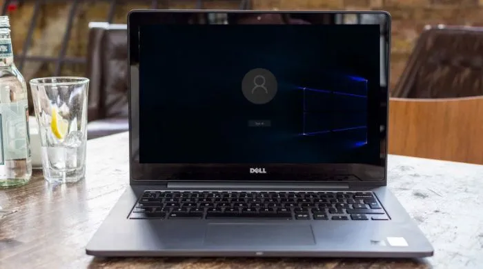 Kỹ thuật viên kiểm tra màn hình laptop bị lỗi biến tần (inverter) khi máy không hiển thị hình ảnh