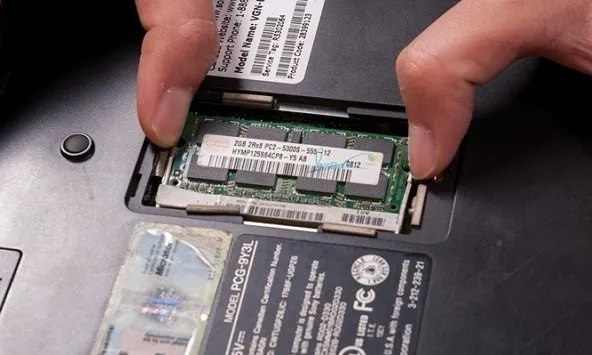 Hình ảnh chuyên gia đang lau chân tiếp xúc của thanh RAM máy tính
