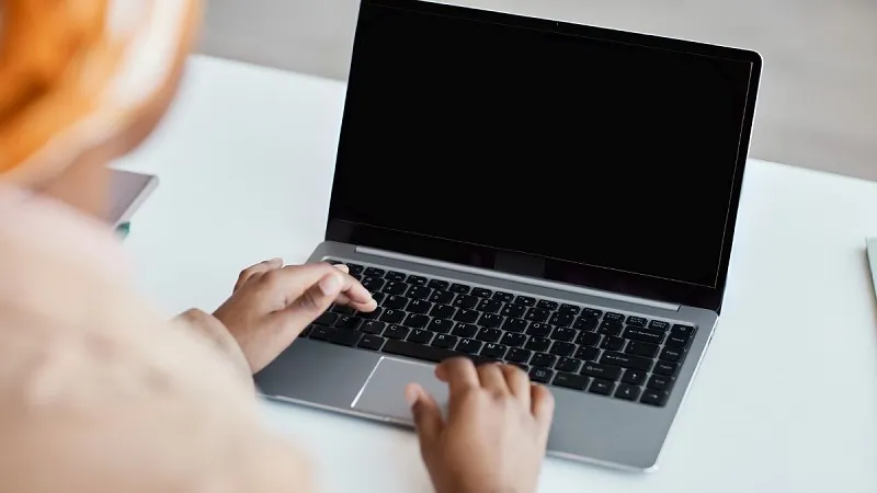 Kỹ thuật viên đang kiểm tra và tối ưu các linh kiện bên trong case máy tính