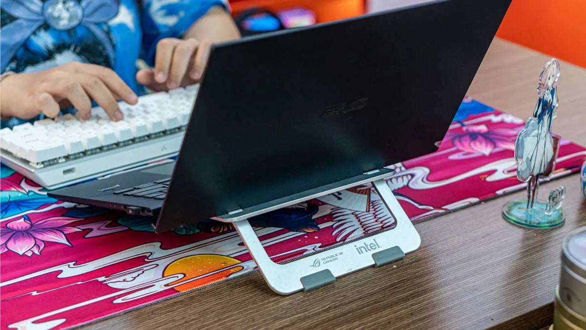 Máy tính được đặt trên đế tản nhiệt chuyên dụng giúp kiểm soát nhiệt độ và duy trì hiệu suất hoạt động