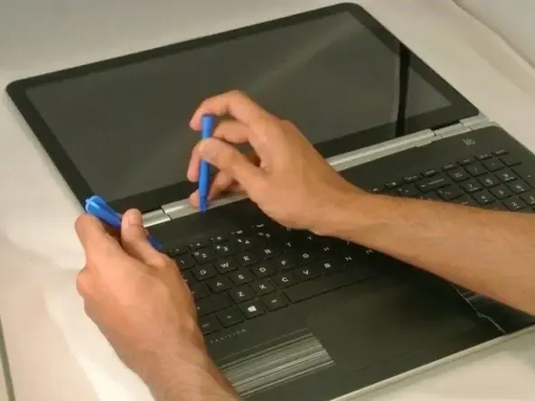 Nâng nắp bàn phím của laptop HP