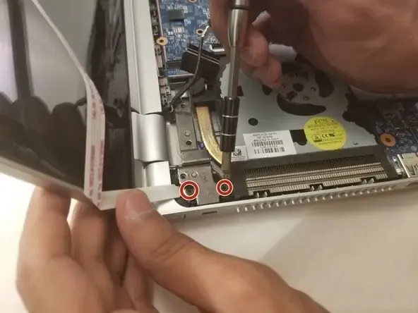 Tháo vít giữ màn hình laptop HP