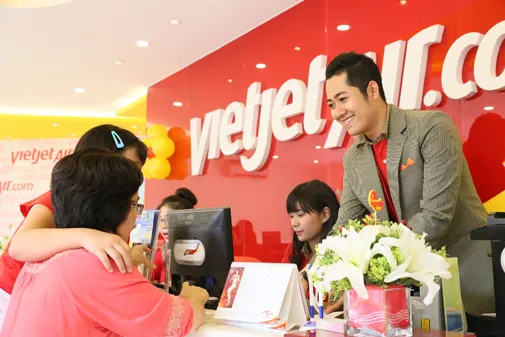 Minh họa công thức cách tính thuế vé máy bay đối với giá vé cơ bản và các khoản phụ phí bắt buộc