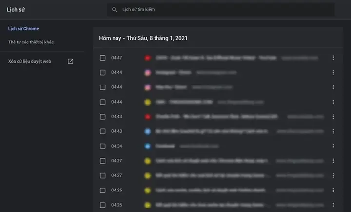 Một người dùng đang thao tác trên màn hình máy tính để xóa dữ liệu Google Drive cục bộ