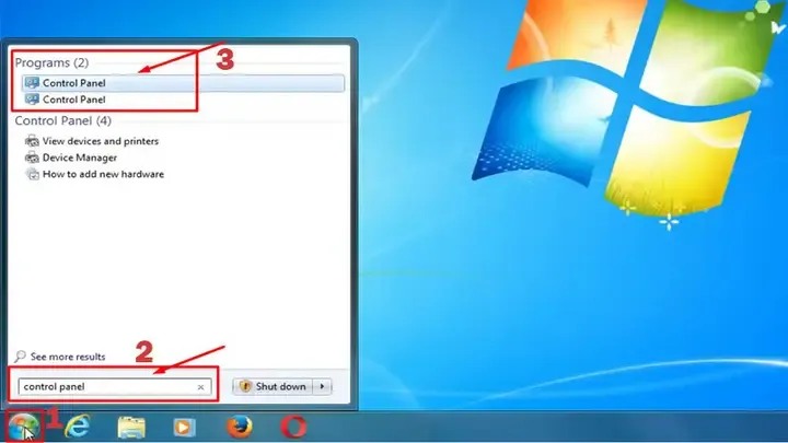Người dùng đang sao lưu dữ liệu quan trọng trước khi tiến hành xóa toàn bộ file trên máy tính
