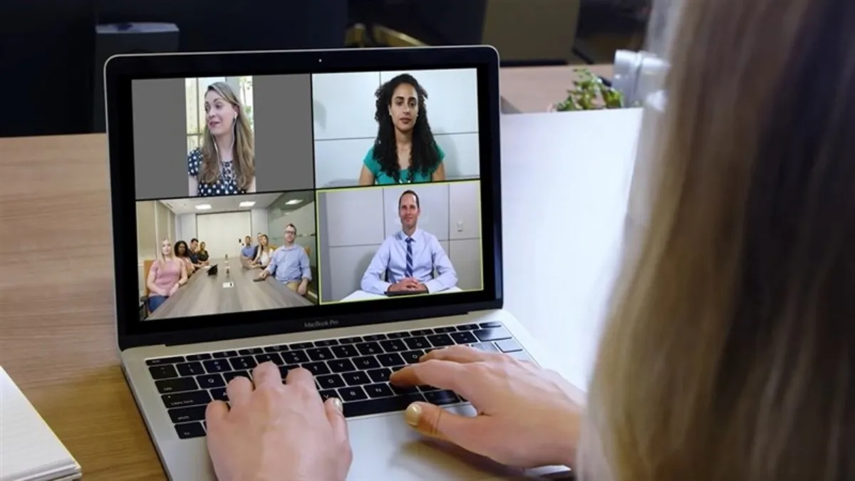 Tăng chất lượng hình nền ảo bằng cách sử dụng camera độ phân giải cao và phông xanh.