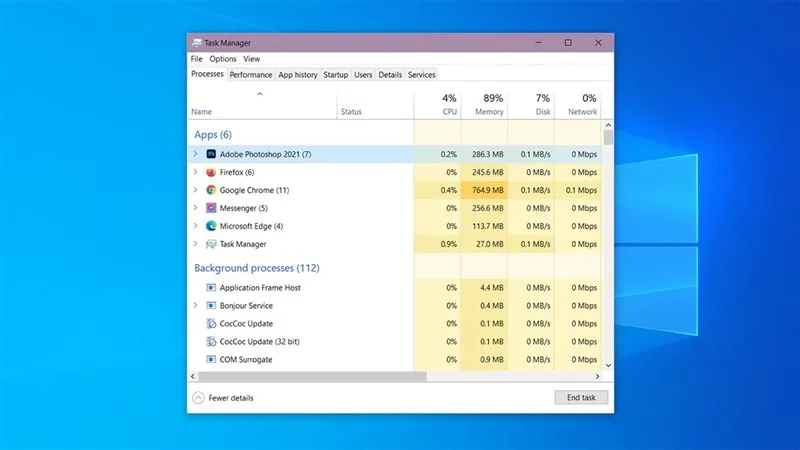 Thao tác chọn một ứng dụng trong Task Manager và nhấn End Task để tắt