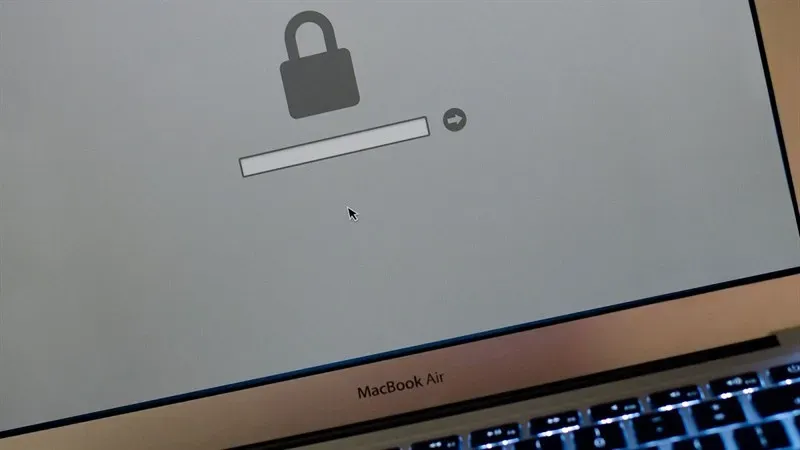 Cảnh báo về màn hình khóa Firmware Password khi cố gắng truy cập chế độ Recovery Mode trên MacBook.