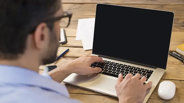 Bàn làm việc gọn gàng với máy tính cây được đặt ở vị trí thoáng mát, gợi ý giải pháp bảo trì phòng ngừa sự cố PC