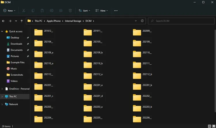 Thư mục DCIM chứa ảnh và video khi truy cập bộ nhớ trong của iPhone qua File Explorer.