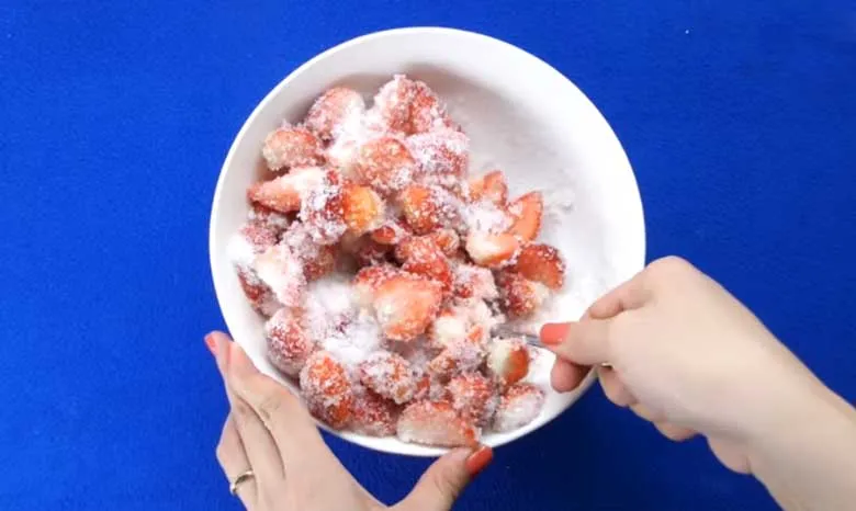 Kỹ thuật xếp lớp để ướp đường cho cách làm mứt dâu tây