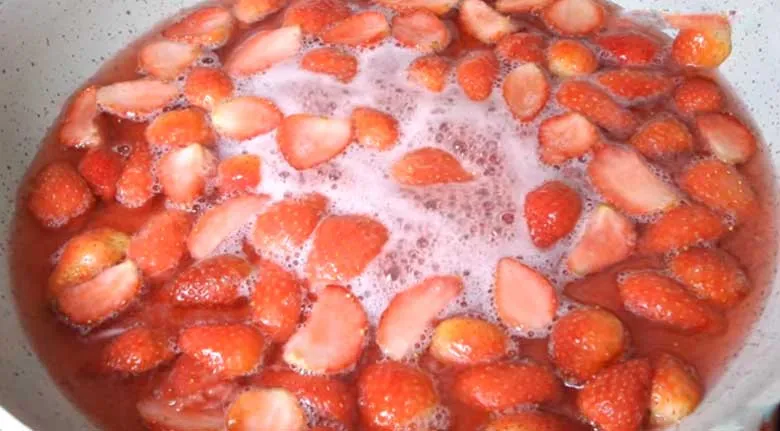 Quá trình đun hỗn hợp dâu và hạ lửa nhỏ khi sên mứt dâu tây