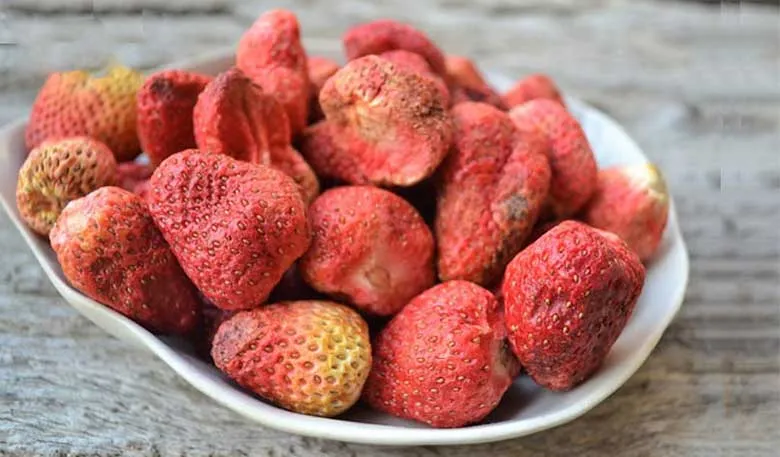 Thành phẩm mứt dâu tây sấy khô có màu sắc và độ dẻo đạt chuẩn