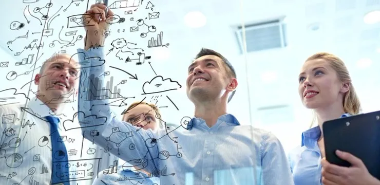 Máy tính xách tay đang hoạt động hiệu quả nhờ kết nối mạng internet ổn định từ điện thoại