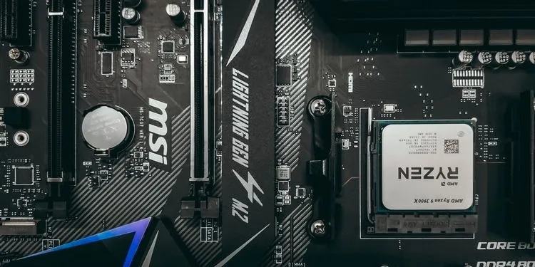 Kỹ thuật viên đang tiến hành thay thế pin CMOS để khắc phục lỗi máy tính về nguồn điện và thời gian hệ thống.