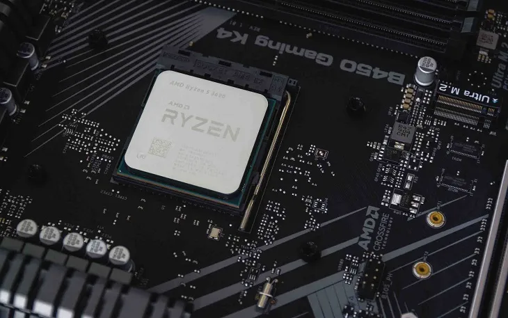 Kiểm tra bo mạch chủ máy tính cũ để đảm bảo không bị phồng tụ