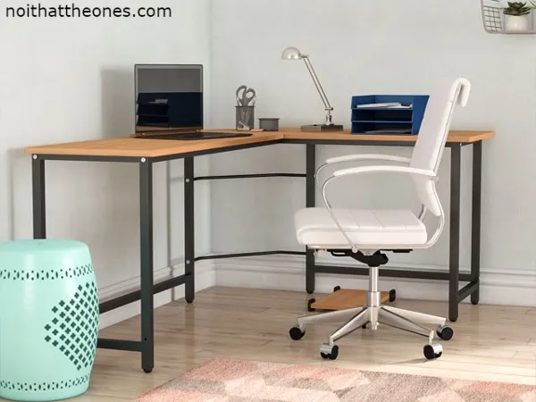 Thiết lập góc làm việc máy tính cá nhân hóa tại vị trí góc tường có ánh sáng tự nhiên