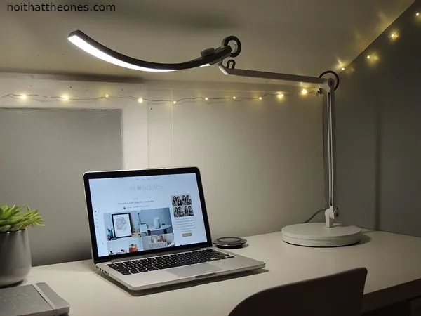 Đèn trang trí để bàn làm việc có thiết kế hiện đại, cung cấp ánh sáng bảo vệ mắt