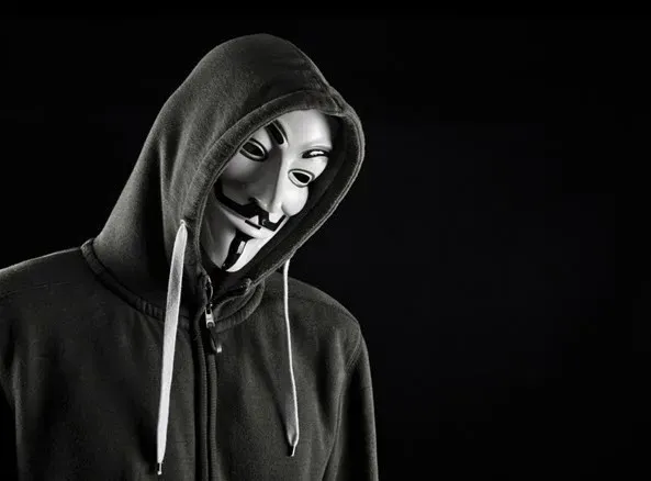 Thao tác kiểm tra lỗi sọc dọc trên màn hình chuyên nghiệp