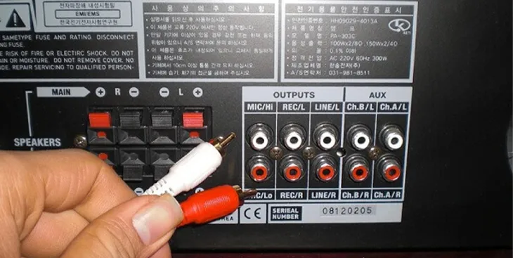 Kết nối dây cáp cắm loa vào máy tính để bàn thông qua cổng 3.5mm