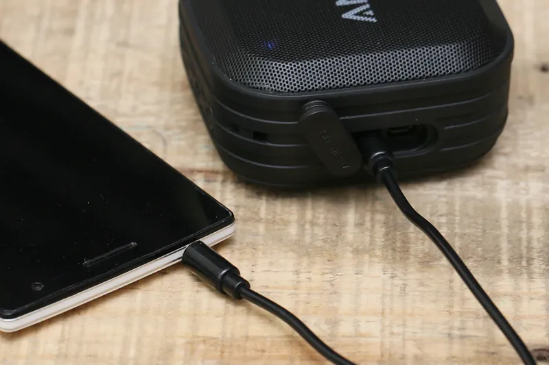 Dây cáp kết nối 3.5mm được sử dụng để truyền âm thanh giữa điện thoại và máy tính bảng