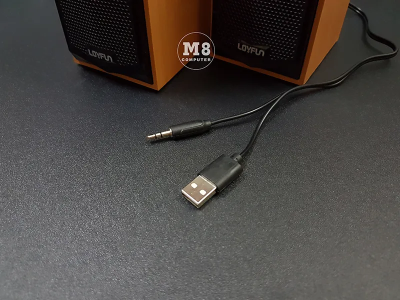 Loa vi tính được kết nối với máy tính để bàn qua jack 3.5mm