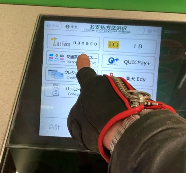 Khách hàng chọn loại thẻ để tiến hành thanh toán qua máy POS không tiếp xúc, hướng dẫn cách dùng máy tính tiền tự động.