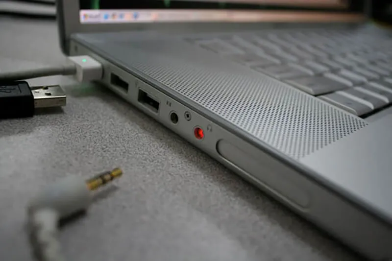 Vệ sinh cổng kết nối 3.5mm để đảm bảo tiếp xúc tốt giữa jack cắm và máy tính