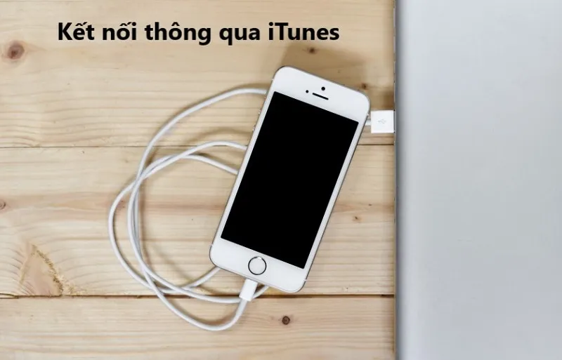 Kết nối iPhone với MacBook thông qua cáp USB và ứng dụng iTunes