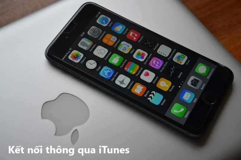 Giao diện iTunes trên Macbook hiển thị các tùy chọn đồng bộ và quản lý iPhone