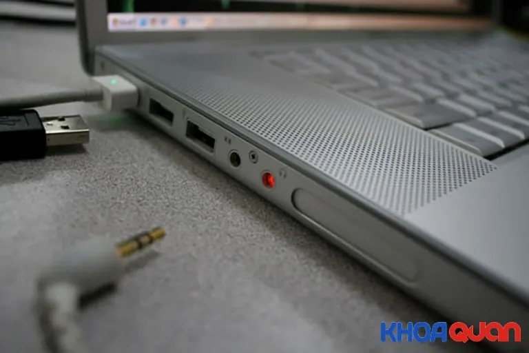 Hướng dẫn vệ sinh đầu jack cắm tai nghe và cổng âm thanh để sửa lỗi kết nối kém