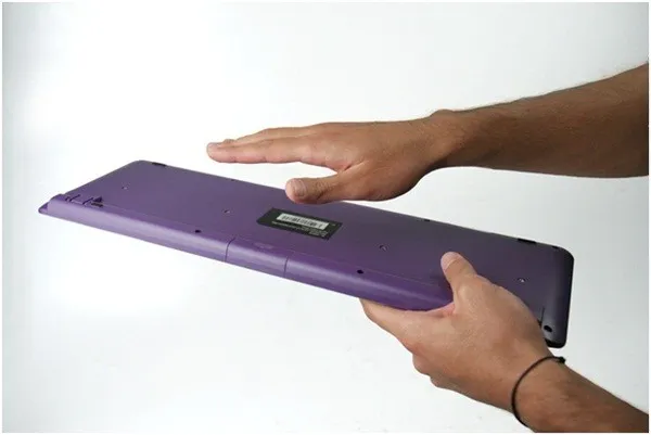 Vỗ nhẹ mặt sau để làm sạch bụi bẩn và cặn vụm khỏi bàn phím máy tính.