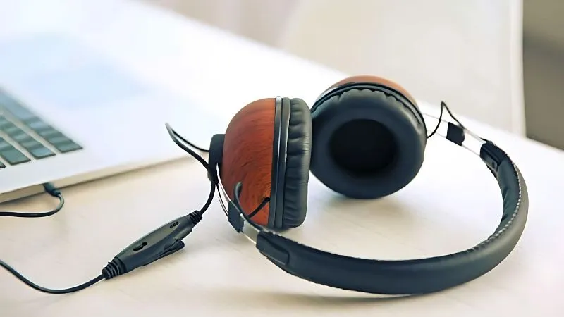 Kiểm tra jack cắm âm thanh, tai nghe bị lỏng có thể gây ra hiện tượng rè