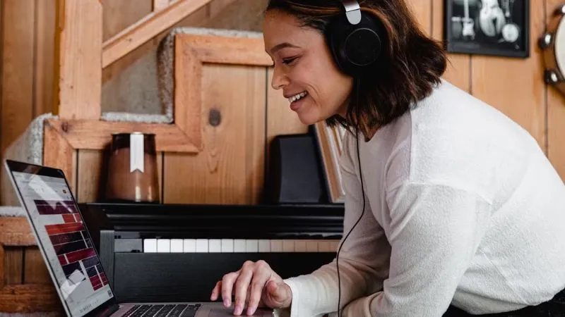 Sử dụng tai nghe để phân biệt lỗi phần mềm và phần cứng khi loa máy tính bị rè