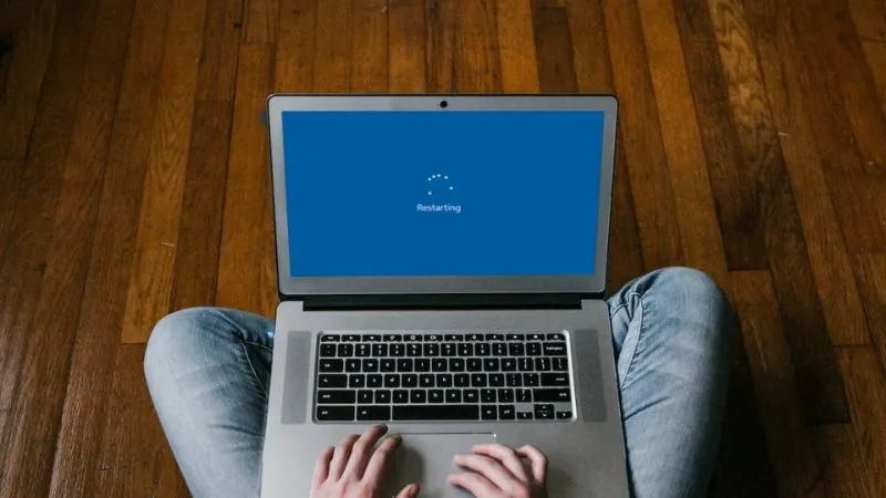 Khởi động lại máy tính là bước khắc phục nhanh chóng lỗi loa máy tính bị rè do xung đột phần mềm