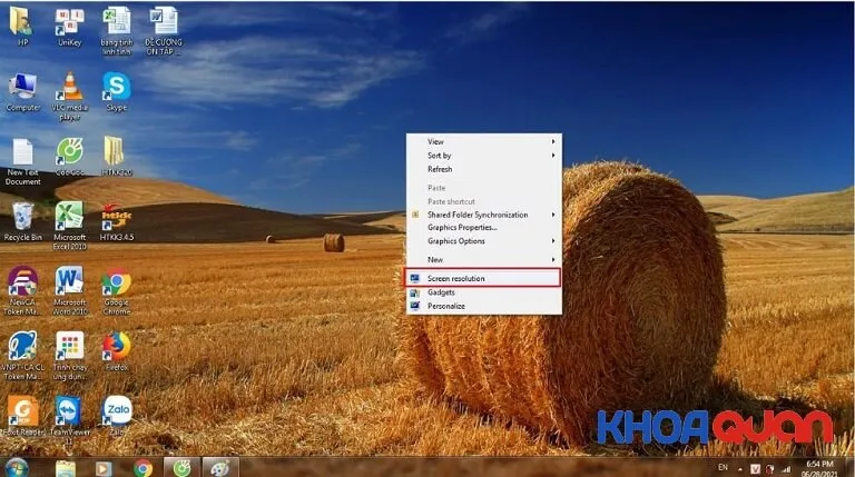 Vào Screen resolution để điều chỉnh độ phân giải màn hình trên Windows 7/8