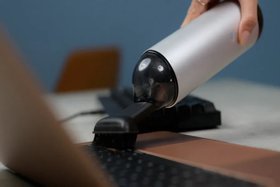 Máy hút bụi mini chuyên dụng để hút sạch bụi bẩn li ti từ các kẽ phím.