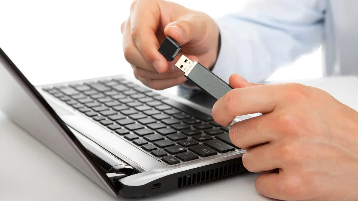 Tháo thiết bị ngoại vi để khắc phục lỗi máy tính không khởi động