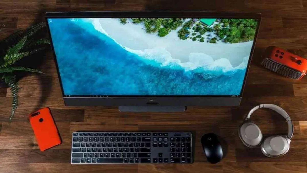 Người dùng đang nghiên cứu các thành phần máy tính để bàn trước khi mua