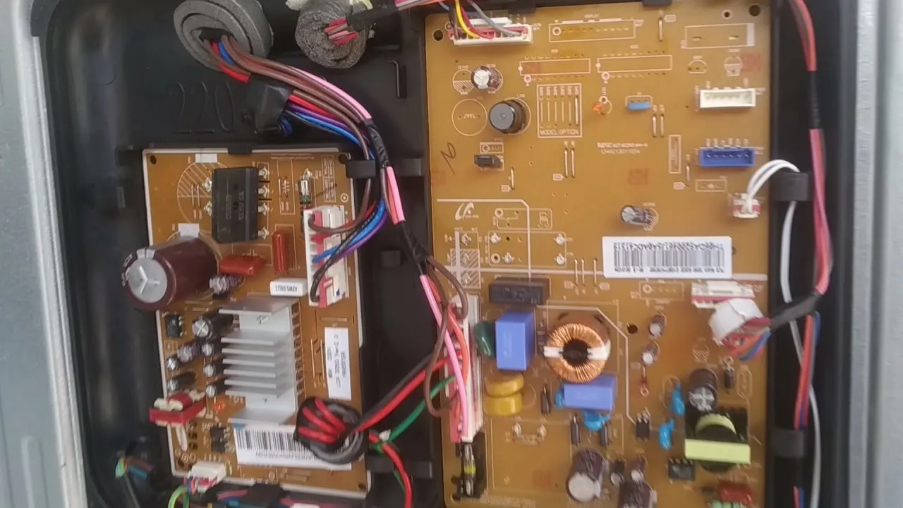 Bo mạch tủ lạnh Samsung có thể bị hỏng, gây ra lỗi nháy đèn và yêu cầu kiểm tra kỹ thuật chuyên sâu