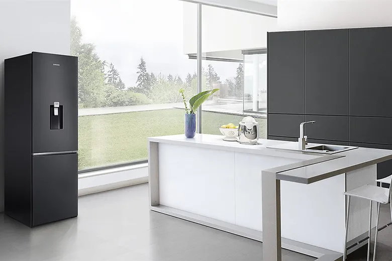 Hình ảnh minh họa tủ lạnh Samsung được đặt trong góc khuất, bị che chắn, khiến việc tản nhiệt kém và dễ báo lỗi nháy đèn