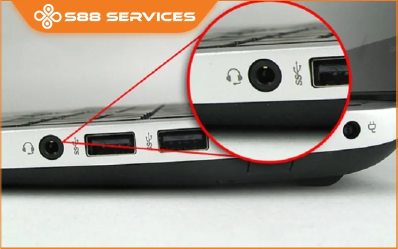 Mô tả chi tiết cách cắm jack 3.5mm vào cổng Audio Out (màu xanh lá) trên máy tính để bàn