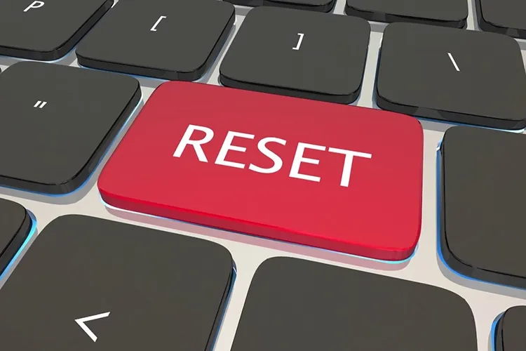 So sánh sự khác biệt giữa reboot (khởi động lại) và reset (khôi phục cài đặt gốc).