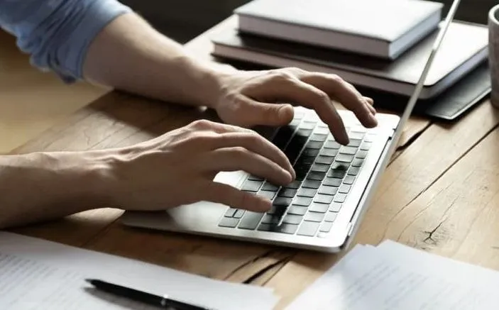 Màn hình khởi động lại (reboot) của máy tính.