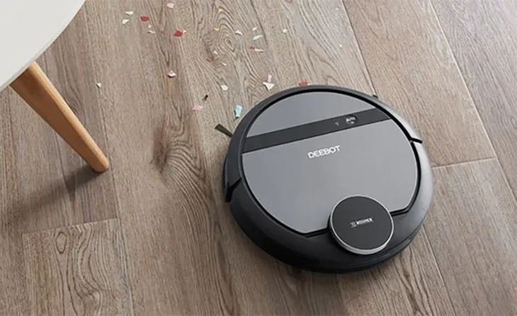 Robot hút bụi tượng trưng cho sự tự động hóa, tương tự như việc bảo dưỡng định kỳ giúp máy tính tự vận hành trơn tru