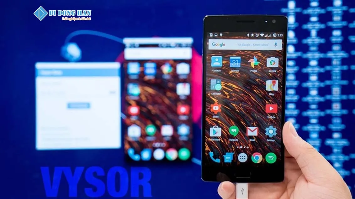 Màn hình điện thoại hiển thị trên máy tính qua ứng dụng Vysor, cho phép điều khiển từ xa.